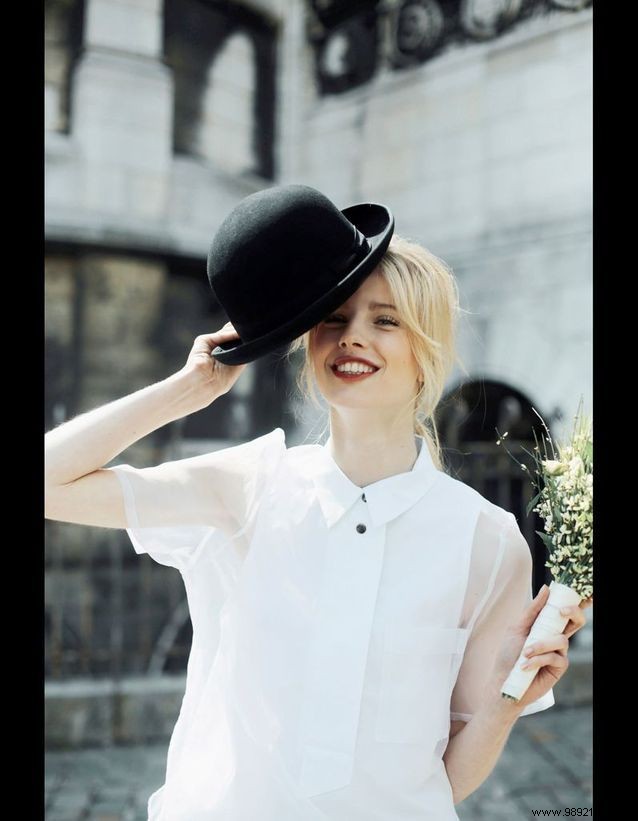 How do I dress for a friends wedding? 
