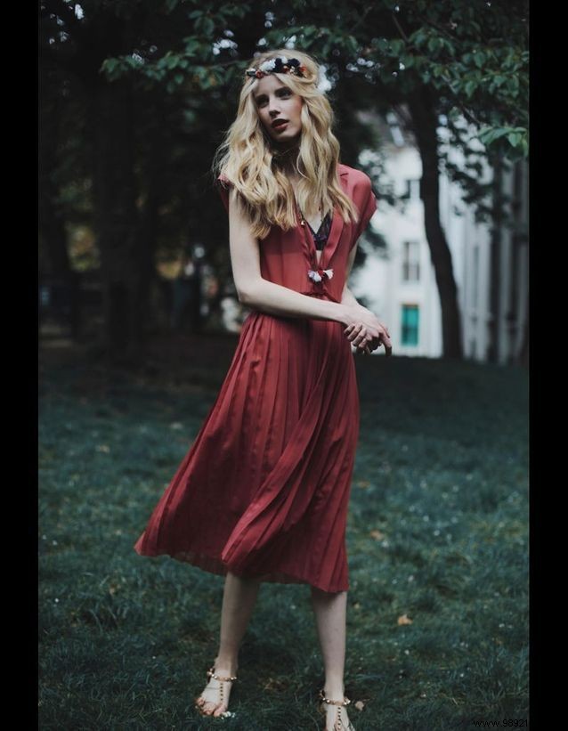 How do I dress for a friends wedding? 