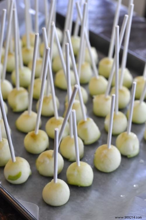 The Ultra Simple Recipe for Mini Caramel Apples. mmm too good! 