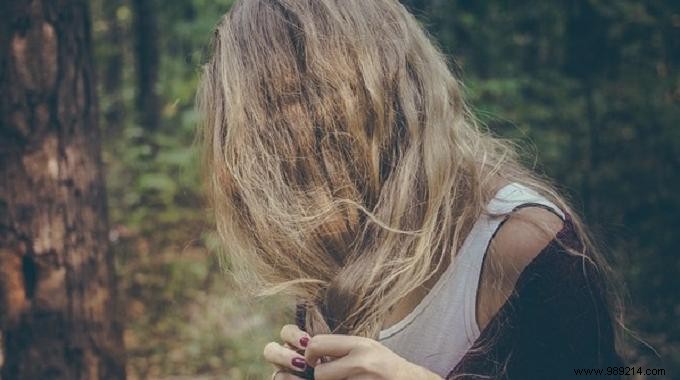 How to lighten her hair naturally ? 
