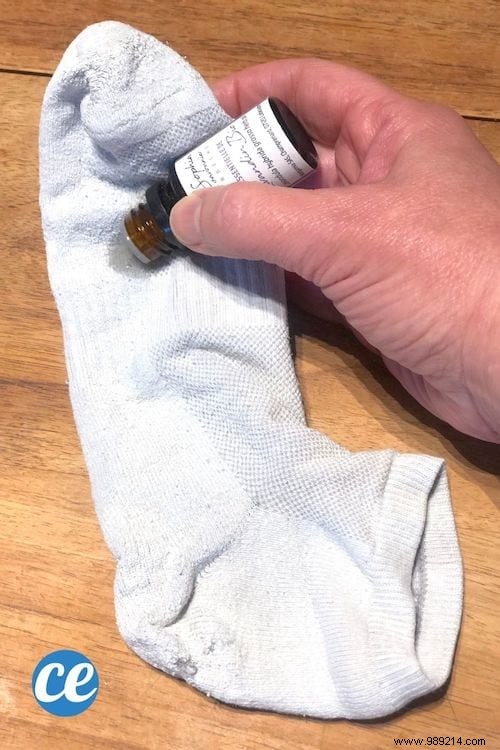 How to Clean and Whiten Your Old Yellow Pillows (WITHOUT Bleach). 