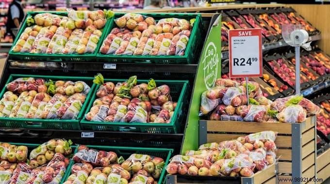 Choose fresh produce for shopping. 