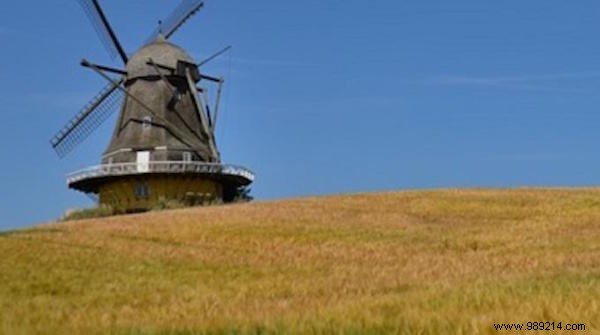Denmark On the Move Towards 100% Organic Agriculture. 