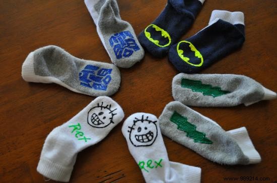 DIY:Non-slip socks for your children. 