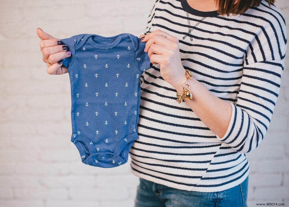 Relationship between age at motherhood and life expectancy 