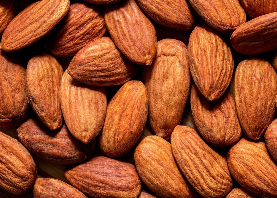 Is it dangerous to eat apricot kernels? 