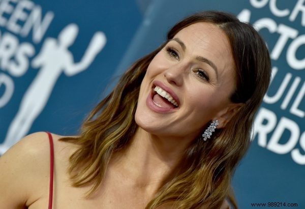 This is what Jennifer Garner does when she has a bad skin day 