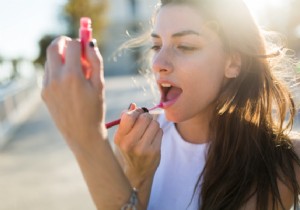 Make your own lip gloss in 4 steps 