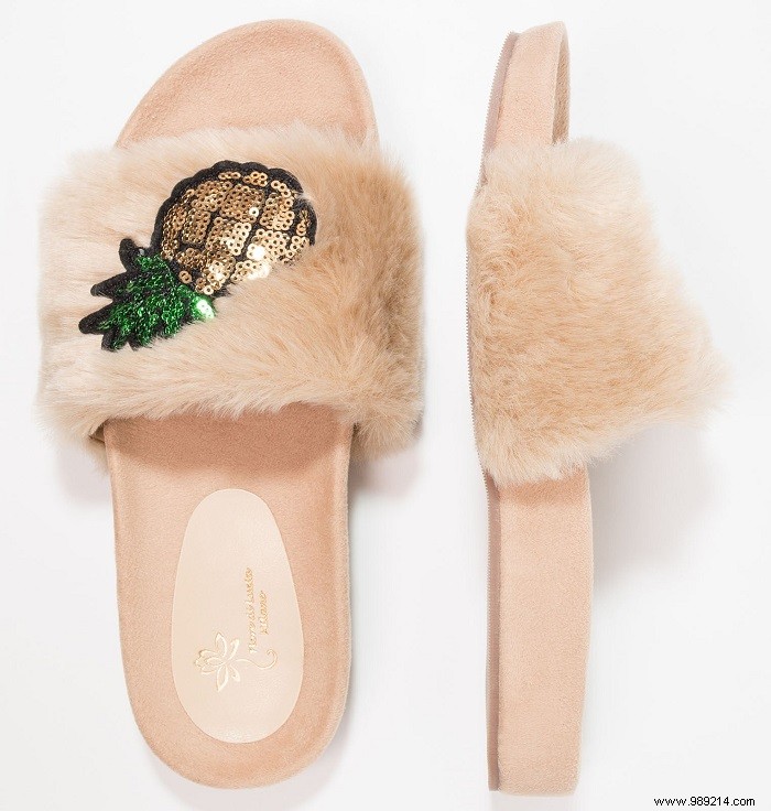 6 x Fluffy slippers 