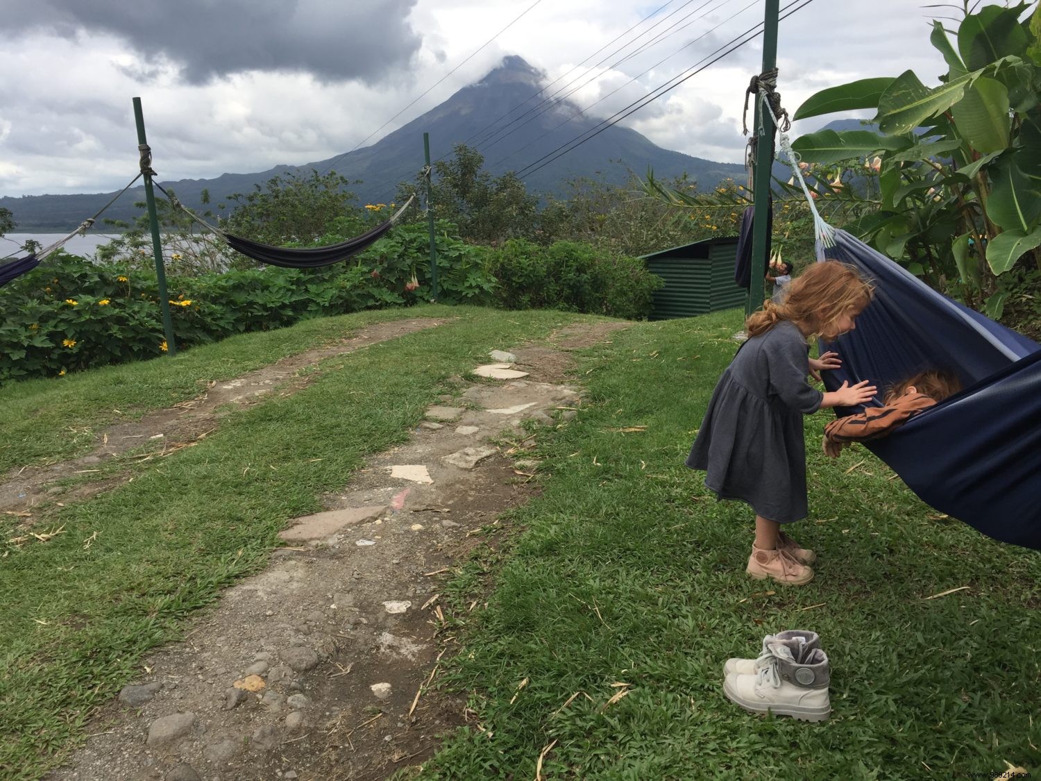 How to deal with jet lag when traveling with children? 
