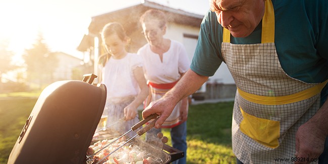 How to light a barbecue safely? 