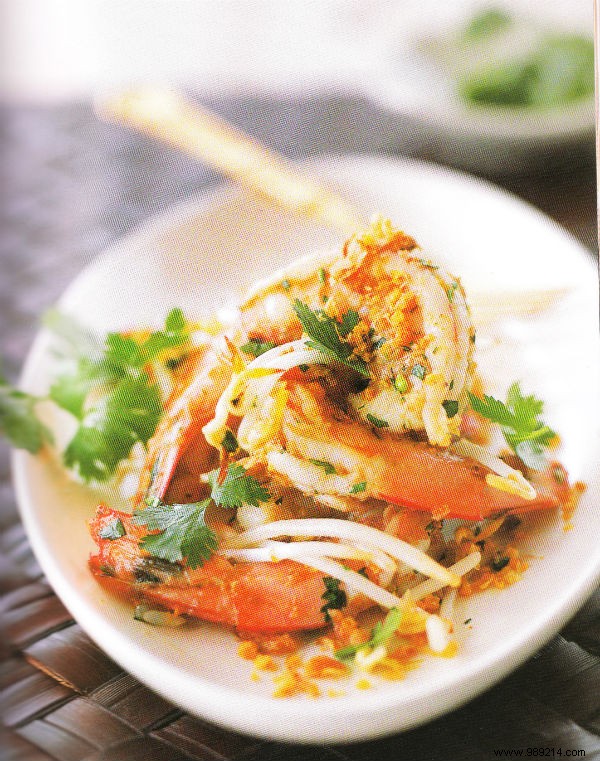 Shrimp sautéed with coriander and bean sprouts 