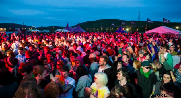 Why should selfie sticks be banned at music festivals?