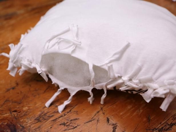 How to make a seamless pillow from a recycled t-shirt